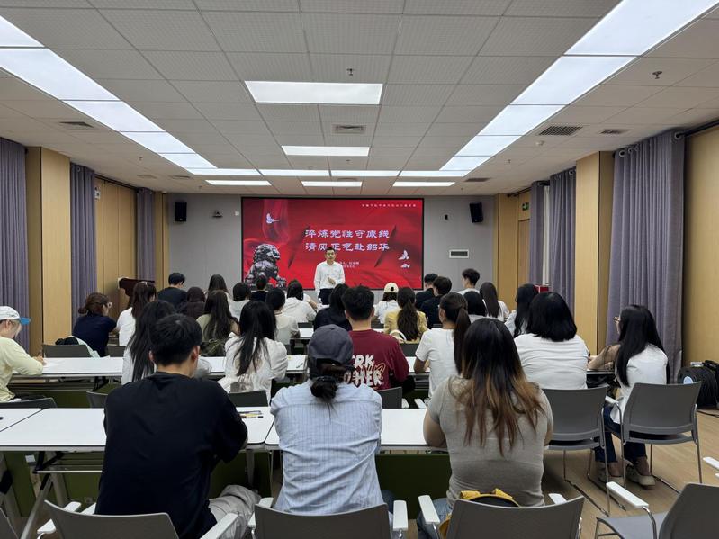 基辅学院党委副书记侯家刚为毕业...