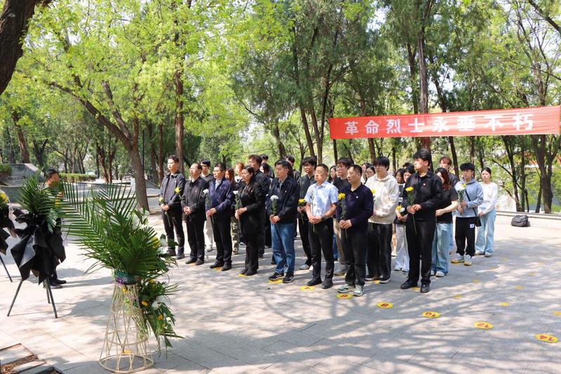 基辅学院赴长清区革命烈士陵园开...